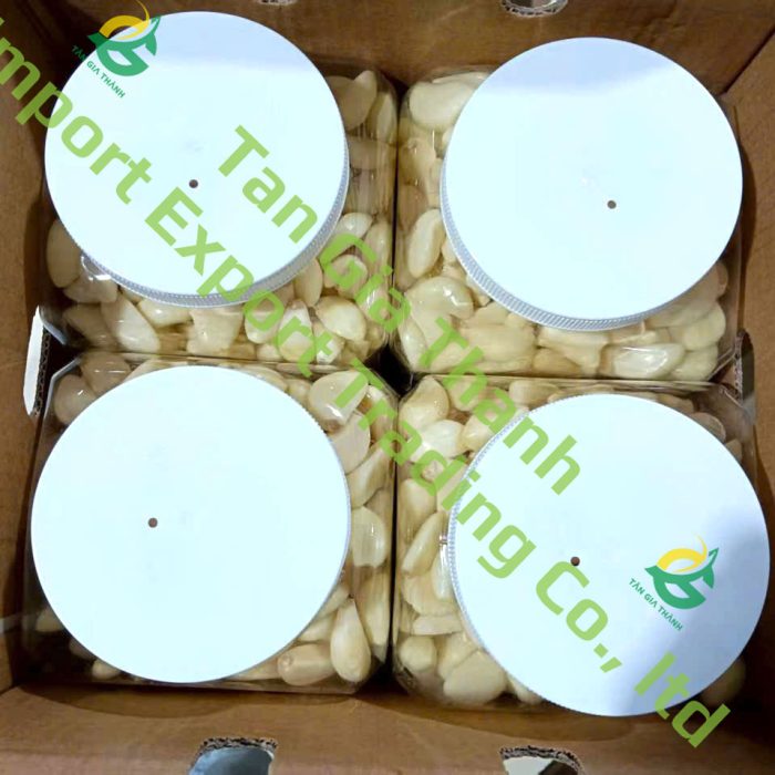 Frozen-peeled-garlics-are-packed-in-plastic-box