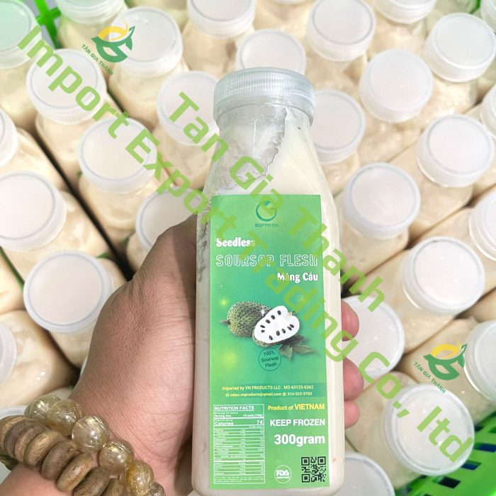 Frozen soursop puree packing in PET bottles