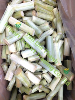 Sugarcanes are cut into small size